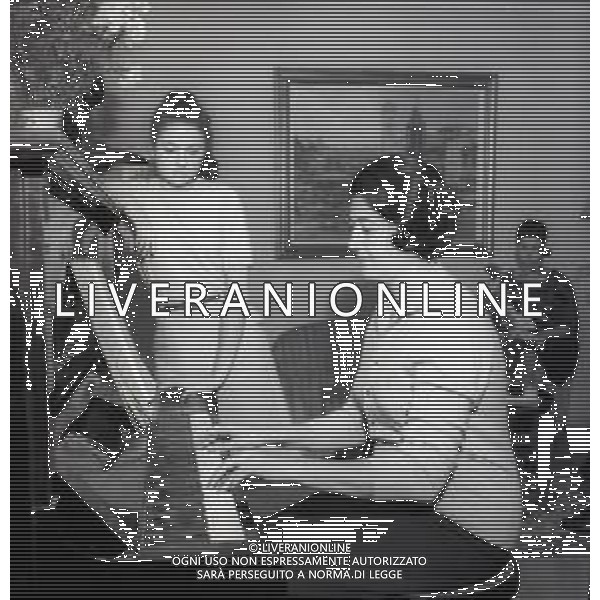 NEG-RETROSPETTIVA GIGLIOLA CINQUETTI CANTANTE NELLA FOTO GIGLIOLA CINQUETTI A A VERONA IL GIORNO 01-12-1964 CON I GENITORI E LA SORELLA ROSA BIANCA AG ALDO LIVERANI SAS  