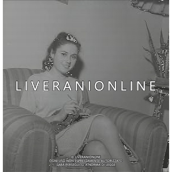 NEG-RETROSPETTIVA GIGLIOLA CINQUETTI CANTANTE NELLA FOTO GIGLIOLA CINQUETTI A A VERONA IL GIORNO 01-12-1964 CON I GENITORI E LA SORELLA ROSA BIANCA AG ALDO LIVERANI SAS  