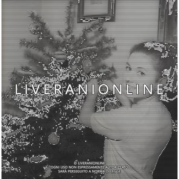 NEG-RETROSPETTIVA GIGLIOLA CINQUETTI CANTANTE NELLA FOTO GIGLIOLA CINQUETTI A A VERONA IL GIORNO 01-12-1964 CON I GENITORI E LA SORELLA ROSA BIANCA AG ALDO LIVERANI SAS  