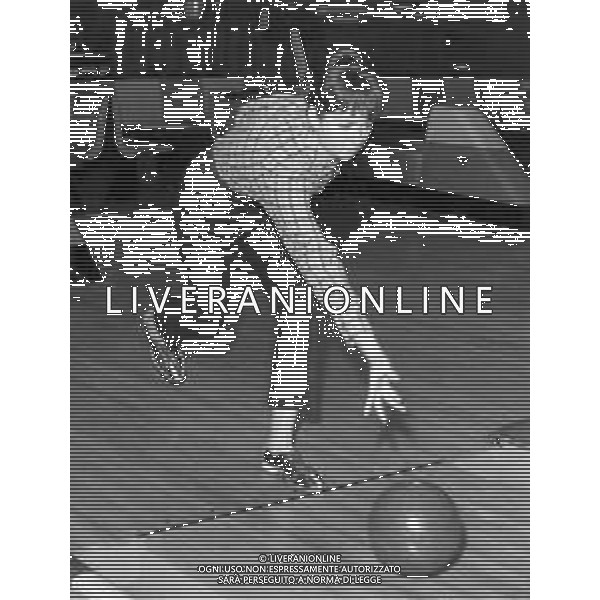 NEG-RETROSPETTIVA GIGLIOLA CINQUETTI CANTANTE NELLA FOTO GIGLIOLA CINQUETTI A MILANO NELL\'ANNO 1966 GIOCA A BOWLING AG ALDO LIVERANI SAS