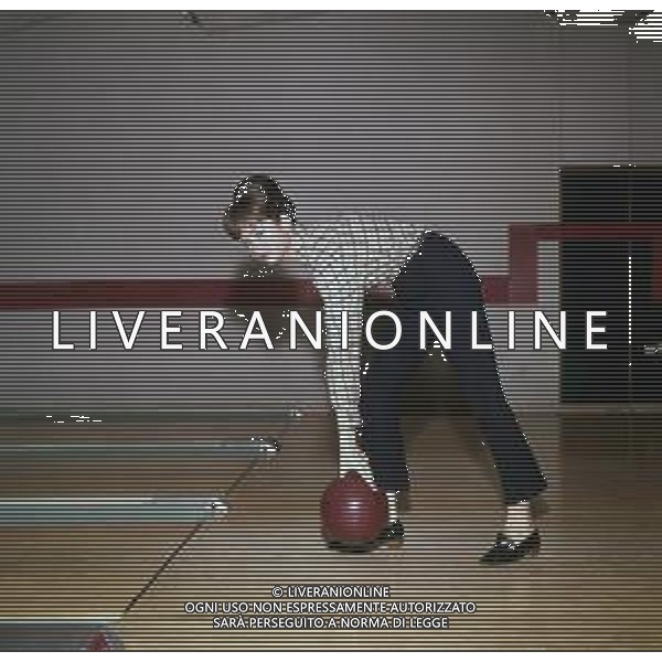 COL-RETROSPETTIVA GIGLIOLA CINQUETTI CANTANTE NELLA FOTO GIGLIOLA CINQUETTI A MILANO NELL\'ANNO 1966 GIOCA A BOWLING AG ALDO LIVERANI SAS