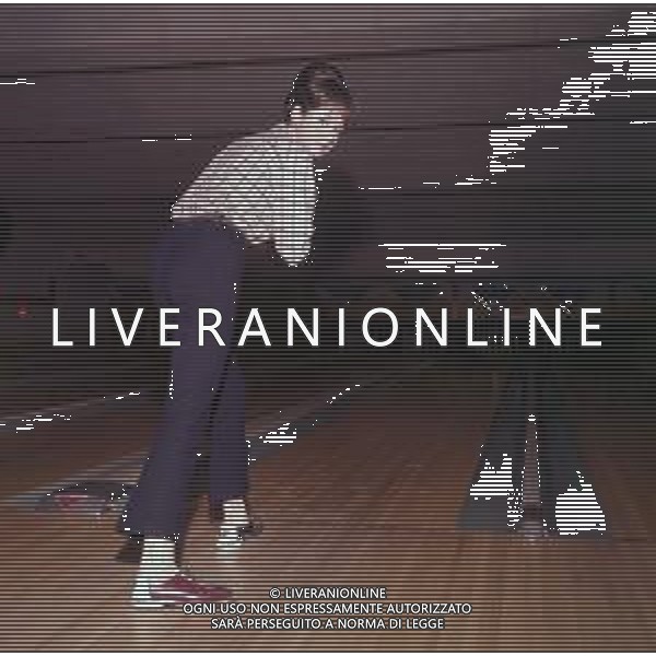 COL-RETROSPETTIVA GIGLIOLA CINQUETTI CANTANTE NELLA FOTO GIGLIOLA CINQUETTI A MILANO NELL\'ANNO 1966 GIOCA A BOWLING AG ALDO LIVERANI SAS