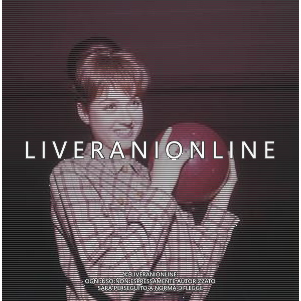 COL-RETROSPETTIVA GIGLIOLA CINQUETTI CANTANTE NELLA FOTO GIGLIOLA CINQUETTI A MILANO NELL\'ANNO 1966 GIOCA A BOWLING AG ALDO LIVERANI SAS