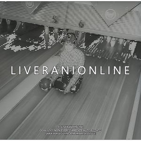 NEG-RETROSPETTIVA GIGLIOLA CINQUETTI CANTANTE NELLA FOTO GIGLIOLA CINQUETTI A MILANO NELL\'ANNO 1966 GIOCA A BOWLING AG ALDO LIVERANI SAS  