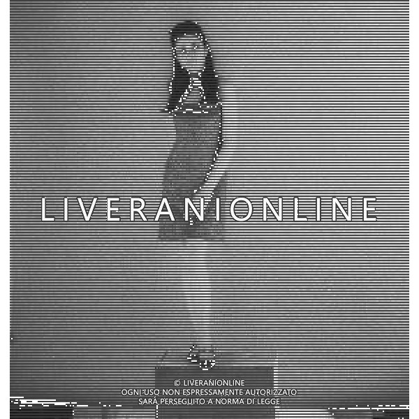 NEG-RETROSPETTIVA GIGLIOLA CINQUETTI CANTANTE NELLA FOTO GIGLIOLA CINQUETTI A MILANO IN SALA DI POSA NELL\'ANNO 1966  AG ALDO LIVERANI SAS   