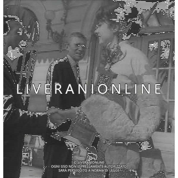 NEG-RETROSPETTIVA GIGLIOLA CINQUETTI CANTANTE NELLA FOTO GIGLIOLA CINQUETTI A SANREMO NELL\'ANNO 1966 CON LUCIEN MORISSE AG ALDO LIVERANI SAS 