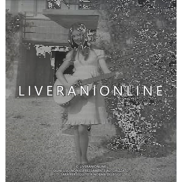 NEG-RETROSPETTIVA GIGLIOLA CINQUETTI CANTANTE NELLA FOTO GIGLIOLA CINQUETTI A CERRO VERONESE NELL\'ANNO 1967 AG ALDO LIVERANI SAS  