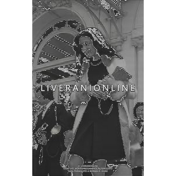NEG-RETROSPETTIVA GIGLIOLA CINQUETTI CANTANTE NELLA FOTO GIGLIOLA CINQUETTI A SANREMO NELL\'ANNO 1971 AG ALDO LIVERANI SAS  