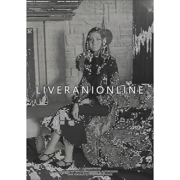 NEG-RETROSPETTIVA GIGLIOLA CINQUETTI CANTANTE NELLA FOTO GIGLIOLA CINQUETTI A CERRO VERONESE NELL\'ANNO 1970 AG ALDO LIVERANI SAS 
