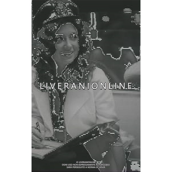 NEG-RETROSPETTIVA GIGLIOLA CINQUETTI CANTANTE NELLA FOTO GIGLIOLA CINQUETTI FESTEGGIA IL SUO DECENNALE MUSICALE SUL TRAM NELL\'ANNO 1973 A MILANO AG ALDO LIVERANI SAS  