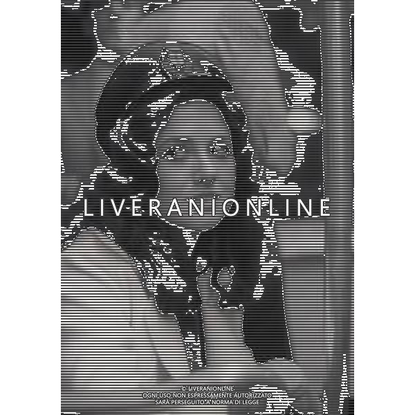NEG-RETROSPETTIVA GIGLIOLA CINQUETTI CANTANTE NELLA FOTO GIGLIOLA CINQUETTI FESTEGGIA IL SUO DECENNALE MUSICALE SUL TRAM NELL\'ANNO 1973 A MILANO AG ALDO LIVERANI SAS  