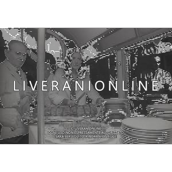 NEG-RETROSPETTIVA GIGLIOLA CINQUETTI CANTANTE NELLA FOTO GIGLIOLA CINQUETTI FESTEGGIA IL SUO DECENNALE MUSICALE SUL TRAM NELL\'ANNO 1973 A MILANO AG ALDO LIVERANI SAS  
