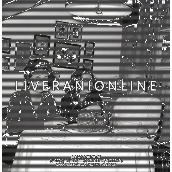 NEG-RETROSPETTIVA GIGLIOLA CINQUETTI CANTANTE NELLA FOTO GIGLIOLA CINQUETTI COI GENITORI NELL\'ANNO 1973 A VERONA AG ALDO LIVERANI SAS  