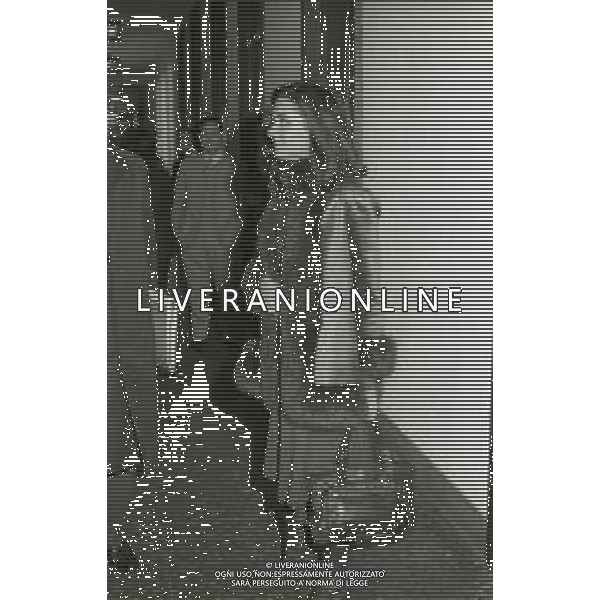 NEG-RETROSPETTIVA GIGLIOLA CINQUETTI CANTANTE NELLA FOTO GIGLIOLA CINQUETTI A MILANO NELL\'ANNO 1974 PER IL PROCESSO CARTOLINE CANZONISSIMA AG ALDO LIVERANI SAS  