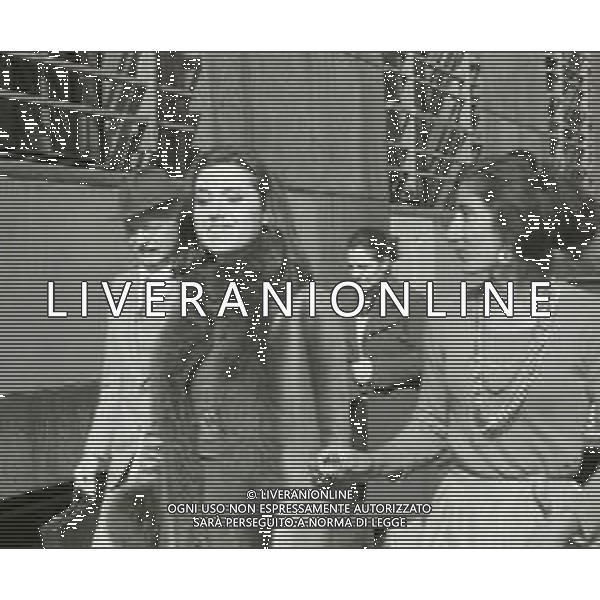 NEG-RETROSPETTIVA GIGLIOLA CINQUETTI CANTANTE NELLA FOTO GIGLIOLA CINQUETTI A MILANO NELL\'ANNO 1974 PER IL PROCESSO CARTOLINE CANZONISSIMA AG ALDO LIVERANI SAS  