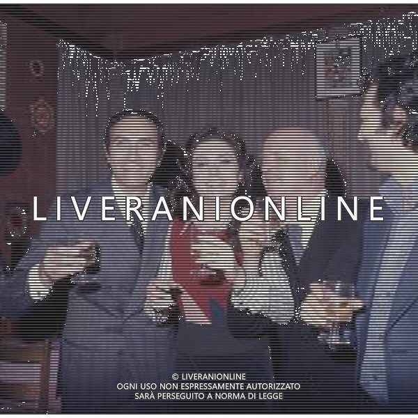 NEG-RETROSPETTIVA GIGLIOLA CINQUETTI CANTANTE NELLA FOTO GIGLIOLA CINQUETTI CON IL PADRE E PIPPO BAUDO ALLA FESTA FINALE TRASMISSIONE TELEVISIVA CANZONISSIMA NELL\'ANNO 1975 A ROMA AG ALDO LIVERANI SAS  