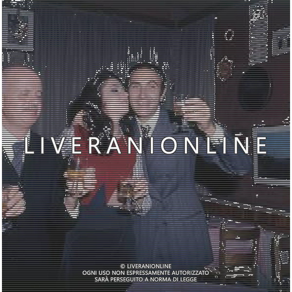 NEG-RETROSPETTIVA GIGLIOLA CINQUETTI CANTANTE NELLA FOTO GIGLIOLA CINQUETTI CON IL PADRE E PIPPO BAUDO ALLA FESTA FINALE TRASMISSIONE TELEVISIVA CANZONISSIMA NELL\'ANNO 1975 A ROMA AG ALDO LIVERANI SAS  