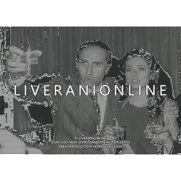 NEG-RETROSPETTIVA GIGLIOLA CINQUETTI CANTANTE NELLA FOTO GIGLIOLA CINQUETTI CON PIPPO BAUDO ALLA FESTA FINALE TRASMISSIONE TELEVISIVA CANZONISSIMA NELL\'ANNO 1975 A ROMA AG ALDO LIVERANI SAS  