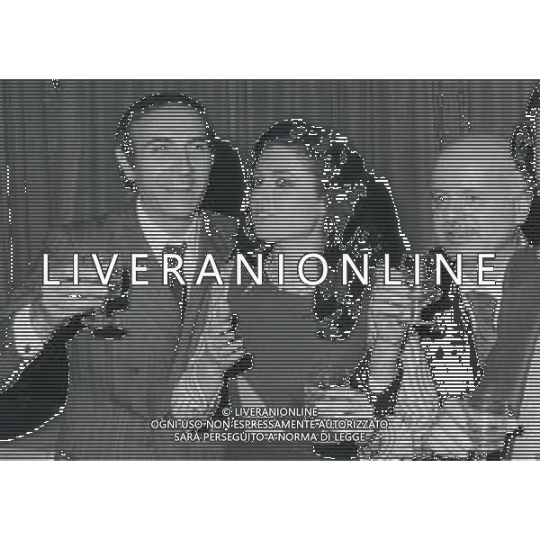 NEG-RETROSPETTIVA GIGLIOLA CINQUETTI CANTANTE NELLA FOTO GIGLIOLA CINQUETTI CON IL PADRE E PIPPO BAUDO ALLA FESTA FINALE TRASMISSIONE TELEVISIVA CANZONISSIMA NELL\'ANNO 1975 A ROMA AG ALDO LIVERANI SAS 