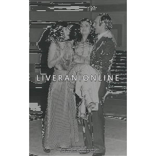 NEG-RETROSPETTIVA GIGLIOLA CINQUETTI CANTANTE NELLA FOTO GIGLIOLA CINQUETTI CON PIPPO BAUDO E MITA MEDICI FESTA FINALE TRASMISSIONE TELEVISIVA CANZONISSIMA NELL\'ANNO 1975 A ROMA AG ALDO LIVERANI SAS  