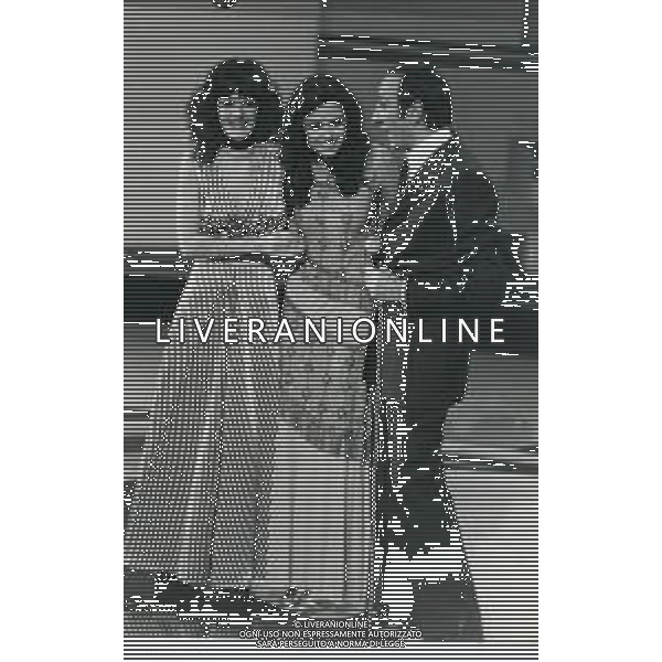 NEG-RETROSPETTIVA GIGLIOLA CINQUETTI CANTANTE NELLA FOTO GIGLIOLA CINQUETTI CON PIPPO BAUDO E MITA MEDICI FESTA FINALE TRASMISSIONE TELEVISIVA CANZONISSIMA NELL\'ANNO 1975 A ROMA AG ALDO LIVERANI SAS  