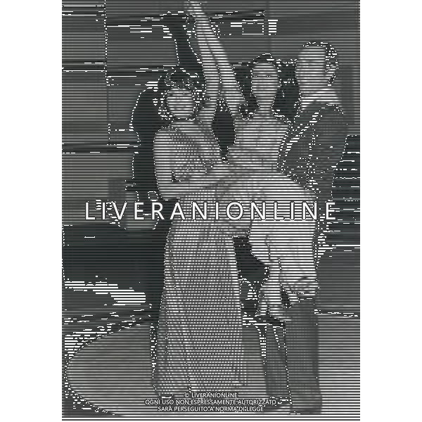 NEG-RETROSPETTIVA GIGLIOLA CINQUETTI CANTANTE NELLA FOTO GIGLIOLA CINQUETTI CON PIPPO BAUDO E MITA MEDICI FESTA FINALE TRASMISSIONE TELEVISIVA CANZONISSIMA NELL\'ANNO 1975 A ROMA AG ALDO LIVERANI SAS  