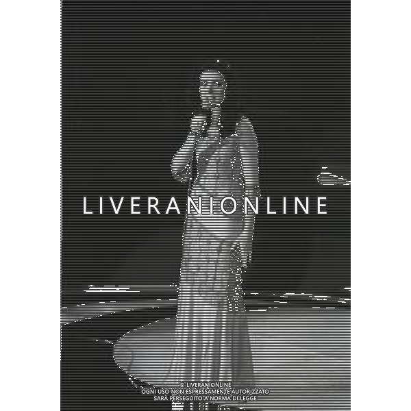NEG-RETROSPETTIVA GIGLIOLA CINQUETTI CANTANTE NELLA FOTO GIGLIOLA CINQUETTI TRASMISSIONE TELEVISIVA CANZONISSIMA NELL\'ANNO 1975 A ROMA AG ALDO LIVERANI SAS 