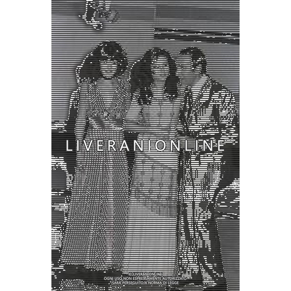 NEG-RETROSPETTIVA GIGLIOLA CINQUETTI CANTANTE NELLA FOTO GIGLIOLA CINQUETTI CON PIPPO BAUDO E MITA MEDICI NELLA TRASMISSIONE TELEVISIVA CANZONISSIMA NELL\'ANNO 1975 A ROMA AG ALDO LIVERANI SAS 