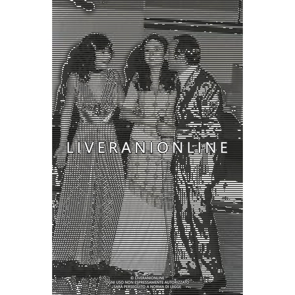 NEG-RETROSPETTIVA GIGLIOLA CINQUETTI CANTANTE NELLA FOTO GIGLIOLA CINQUETTI CON PIPPO BAUDO E MITA MEDICI NELLA TRASMISSIONE TELEVISIVA CANZONISSIMA NELL\'ANNO 1975 A ROMA AG ALDO LIVERANI SAS 