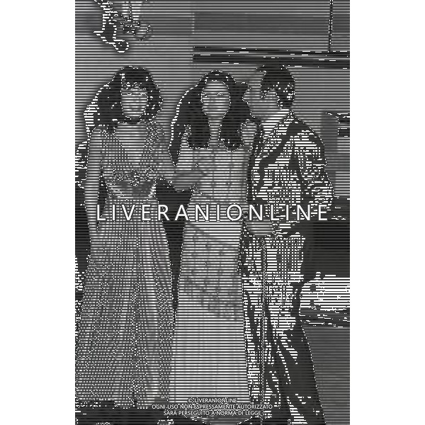 NEG-RETROSPETTIVA GIGLIOLA CINQUETTI CANTANTE NELLA FOTO GIGLIOLA CINQUETTI CON PIPPO BAUDO E MITA MEDICI NELLA TRASMISSIONE TELEVISIVA CANZONISSIMA NELL\'ANNO 1975 A ROMA AG ALDO LIVERANI SAS 