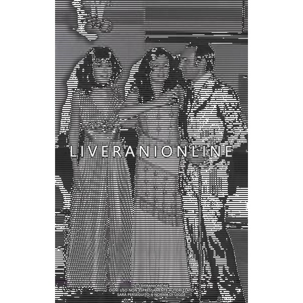 NEG-RETROSPETTIVA GIGLIOLA CINQUETTI CANTANTE NELLA FOTO GIGLIOLA CINQUETTI CON PIPPO BAUDO E MITA MEDICI NELLA TRASMISSIONE TELEVISIVA CANZONISSIMA NELL\'ANNO 1975 A ROMA AG ALDO LIVERANI SAS 
