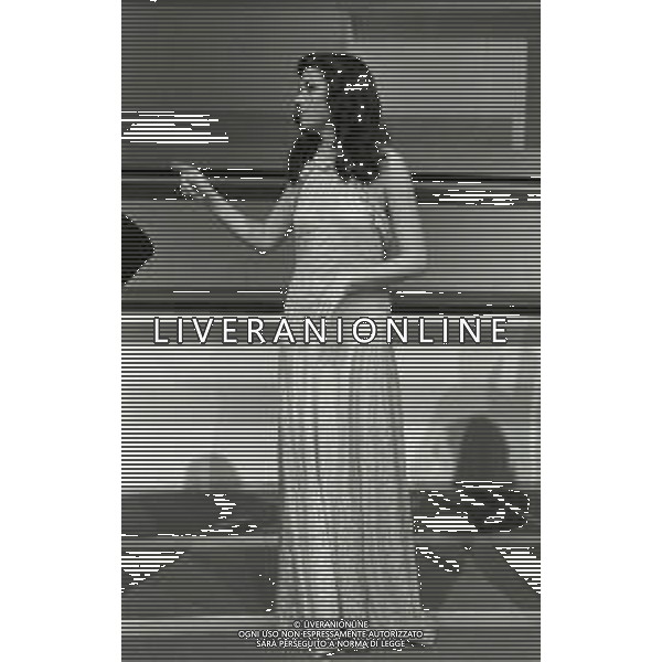 NEG-RETROSPETTIVA GIGLIOLA CINQUETTI CANTANTE NELLA FOTO GIGLIOLA CINQUETTI TRASMISSIONE TELEVISIVA CANZONISSIMA NELL\'ANNO 1975 A ROMA AG ALDO LIVERANI SAS 