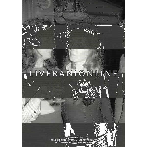 NEG-RETROSPETTIVA GIGLIOLA CINQUETTI CANTANTE NELLA FOTO GIGLIOLA CINQUETTI E MARIA ROSARIA OMAGGIO ALLA FESTA DELLA TRASMISSIONE TELEVISIVA CANZONISSIMA NELL\'ANNO 1975 A ROMA AG ALDO LIVERANI SAS 