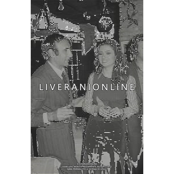 NEG-RETROSPETTIVA GIGLIOLA CINQUETTI CANTANTE NELLA FOTO GIGLIOLA CINQUETTI E PIPPO BAUDO ALLA FESTA DELLA TRASMISSIONE TELEVISIVA CANZONISSIMA NELL\'ANNO 1975 A ROMA AG ALDO LIVERANI SAS 