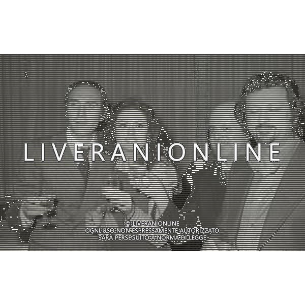 NEG-RETROSPETTIVA GIGLIOLA CINQUETTI CANTANTE NELLA FOTO GIGLIOLA CINQUETTI CON IL PADRE E PIPPO BAUDO ALLA FESTA DELLA TRASMISSIONE TELEVISIVA CANZONISSIMA NELL\'ANNO 1975 A ROMA AG ALDO LIVERANI SAS 
