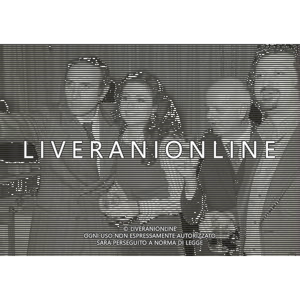 NEG-RETROSPETTIVA GIGLIOLA CINQUETTI CANTANTE NELLA FOTO GIGLIOLA CINQUETTI CON IL PADREA E PIPPO BAUDO ALLA FESTA DELLA TRASMISSIONE TELEVISIVA CANZONISSIMA NELL\'ANNO 1975 A ROMA AG ALDO LIVERANI SAS 