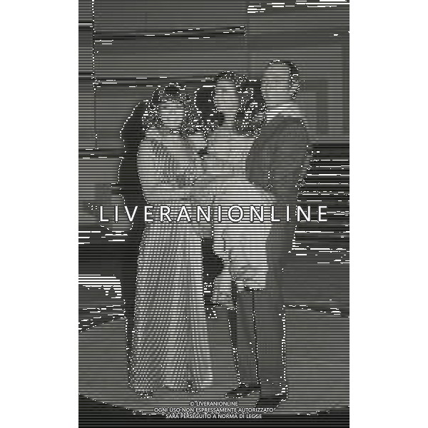 NEG-RETROSPETTIVA GIGLIOLA CINQUETTI CANTANTE NELLA FOTO GIGLIOLA CINQUETTI CON PIPPO BAUDO E MITA MEDICI NELLA TRASMISSIONE TELEVISIVA CANZONISSIMA NELL\'ANNO 1975 A ROMA AG ALDO LIVERANI SAS 