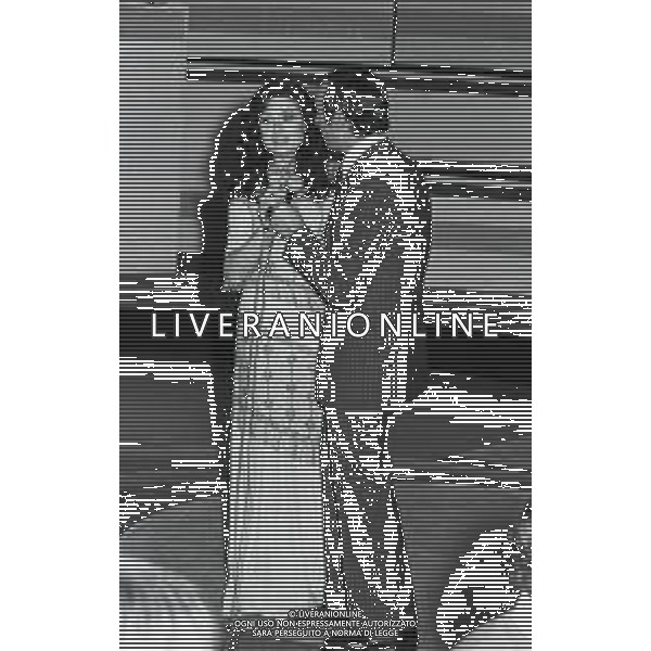 NEG-RETROSPETTIVA GIGLIOLA CINQUETTI CANTANTE NELLA FOTO GIGLIOLA CINQUETTI CON PIPPO BAUDO NELLA TRASMISSIONE TELEVISIVA CANZONISSIMA NELL\'ANNO 1975 A ROMA AG ALDO LIVERANI SAS 