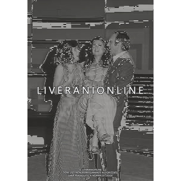 NEG-RETROSPETTIVA GIGLIOLA CINQUETTI CANTANTE NELLA FOTO GIGLIOLA CINQUETTI CON PIPPO BAUDO E MITA MEDICI NELLA TRASMISSIONE TELEVISIVA CANZONISSIMA NELL\'ANNO 1975 A ROMA AG ALDO LIVERANI SAS 