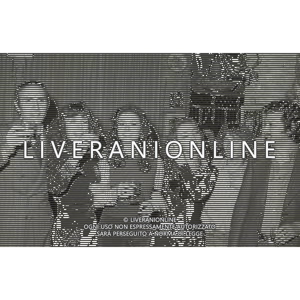 NEG-RETROSPETTIVA GIGLIOLA CINQUETTI CANTANTE NELLA FOTO GIGLIOLA CINQUETTI CON PIPPO BAUDO MITA MEDICI E MARIA ROSARIA OMAGGIO ALLA FESTA FINALE TRASMISSIONE TELEVISIVA CANZONISSIMA NELL\'ANNO 1975 A ROMA AG ALDO LIVERANI SAS 