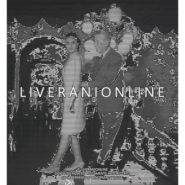 NEG-RETROSPETTIVA GIGLIOLA CINQUETTI CANTANTE NELLA FOTO GIGLIOLA CINQUETTI A MONACO DI BAVIERA IL GIORNO 20-01-1965 CON MAURICE CHEVALIER AG ALDO LIVERANI SAS 