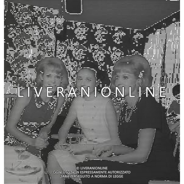 NEG-RETROSPETTIVA GIGLIOLA CINQUETTI CANTANTE NELLA FOTO GIGLIOLA CINQUETTI A MONACO DI BAVIERA IL GIORNO 20-01-1965 CON ALICE E ELLEN KESSLER AG ALDO LIVERANI SAS