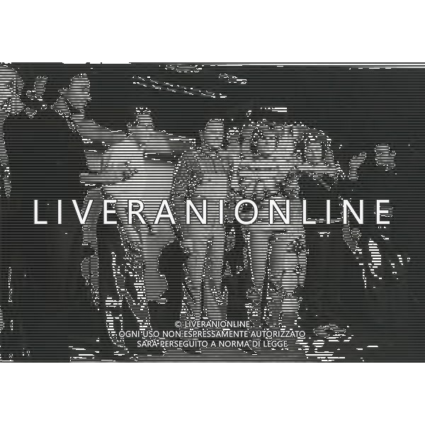 NEG-RETROSPETTIVA ENZO JANNACCI CANTANTE NELLA FOTO ENZO JANNACCI NELL\'ANNO 1977 CON l Gruppo Repellente, tra gli artisti che animarono il Derby Club di Milano, sul finire degli anni 70 del XX secolo; da sinistra: Ernst Thole, Diego Abatantuono, Enzo Jannacci, Mauro Di Francesco, Giorgio Porcaro, Massimo Boldi e Giorgio Faletti. AG ALDO LIVERANI SAS