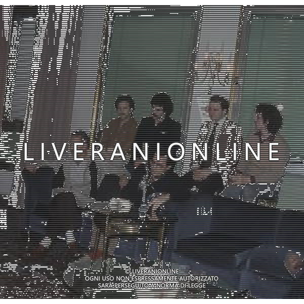 COL-RETROSPETTIVA ENZO JANNACCI CANTANTE NELLA FOTO ENZO JANNACCI - MAURIZIO MICHELI-GIORGIO PORCARO-DIEGO ABATANTUONO-MASSIMO BOLDI E FRANCESCO SALVI A MILANO TERRAZZA MARTINI ANNO 1980 PRESENTAZIONE DELLA TRASMISSIONE TELEVISIVA“SALTIMBANCHI SI MUORE“ AG ALDO LIVERANI SAS
