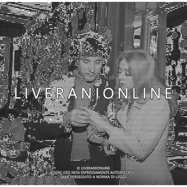 Neg- RETROSPETTIVA VITTORIA SOLINAS (MARIA SOLE) CANTANTE E ATTRICE NELLA FOTO CON IL MARITO ARMANDO STULA PER LE VIE DI MILANO NELL\'ANNO 1970 AG ALDO LIVERANI SAS