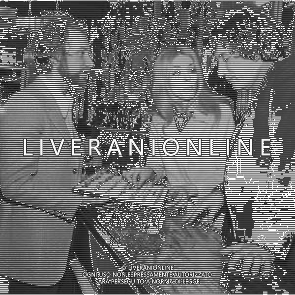 Neg- RETROSPETTIVA VITTORIA SOLINAS (MARIA SOLE) CANTANTE E ATTRICE NELLA FOTO CON IL MARITO ARMANDO STULA PER LE VIE DI MILANO NELL\'ANNO 1970 AG ALDO LIVERANI SAS