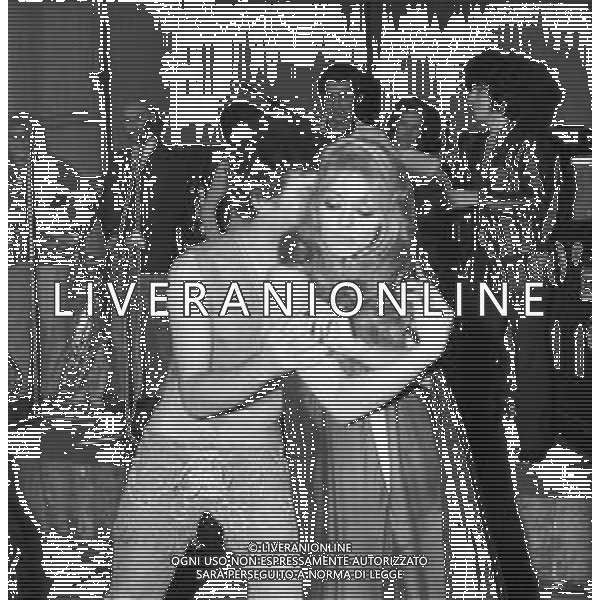 Neg- RETROSPETTIVA VITTORIA SOLINAS (MARIA SOLE) CANTANTE E ATTRICE NELLA FOTO CON IL MARITO ARMANDO STULA E LA SORELLA MARISA DURANTE UNA ESIBIZIONE A MILANO NELL\'ANNO 1970 AG ALDO LIVERANI SAS