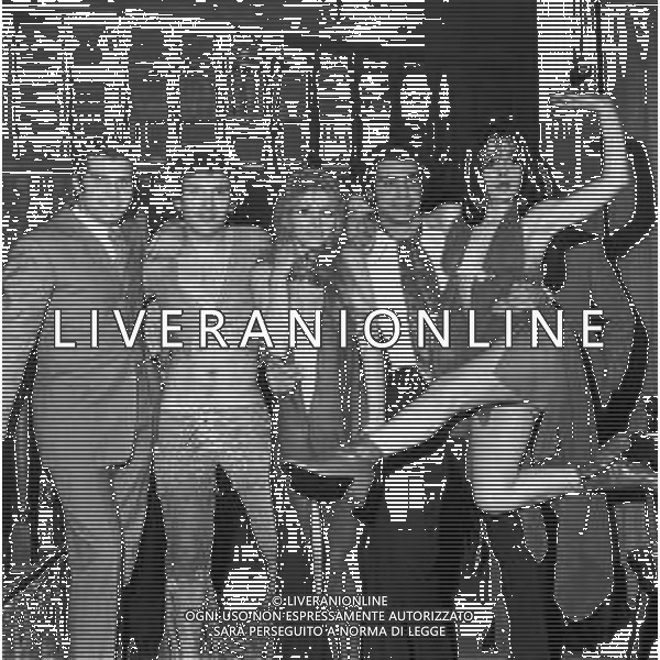 Neg- RETROSPETTIVA VITTORIA SOLINAS (MARIA SOLE) CANTANTE E ATTRICE NELLA FOTO CON IL MARITO ARMANDO STULA E LA SORELLA MARISA DURANTE UNA ESIBIZIONE A MILANO NELL\'ANNO 1970 AG ALDO LIVERANI SAS