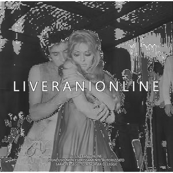 Neg- RETROSPETTIVA VITTORIA SOLINAS (MARIA SOLE) CANTANTE E ATTRICE NELLA FOTO CON IL MARITO ARMANDO STULA E LA SORELLA MARISA DURANTE UNA ESIBIZIONE A MILANO NELL\'ANNO 1970 AG ALDO LIVERANI SAS