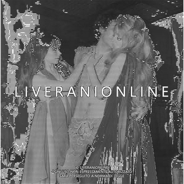 Neg- RETROSPETTIVA VITTORIA SOLINAS (MARIA SOLE) CANTANTE E ATTRICE NELLA FOTO CON IL MARITO ARMANDO STULA E LA SORELLA MARISA DURANTE UNA ESIBIZIONE A MILANO NELL\'ANNO 1970 AG ALDO LIVERANI SAS